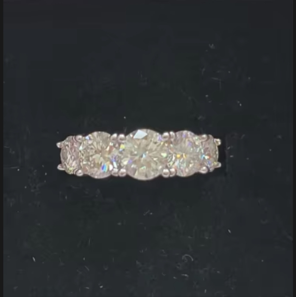 Pre-loved Elegant Silver Moissanate Ring Solid 925